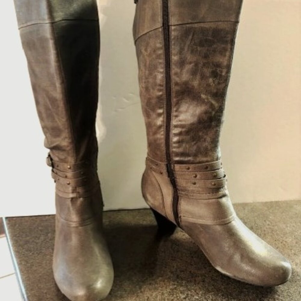 Womens Knee High Boots - Mushroom 8.5 - Bare Traps - NEW